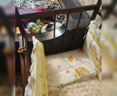 В Уфе пятимесячный младенец застрял в собственной кроватке