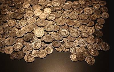 На одном из пляжей Израиля нашли древние монеты, вычеканенные 1700 лет назад