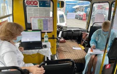 Появились фото вакцинации в автобусе Киева