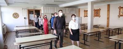 Григорий Артамонов проверил ход ремонта в Крюковской школе