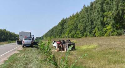 В Урмарском районе люди остались без свежей выпечки: по дороге в село перевернулся хлебовоз