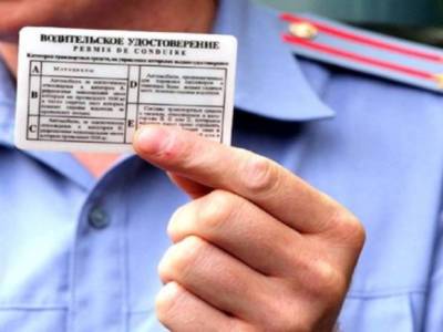 Начальника отдела ГИБДД Башкирии подозревают в получении взяток за выдачу прав ранее лишенным их водителям
