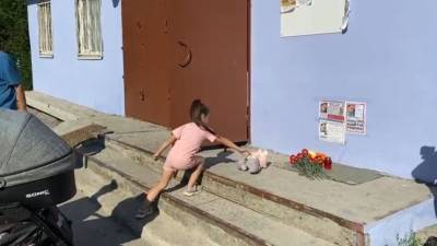 Жители Тюмени устроили стихийный мемориал возле объявления у пропажи девочки