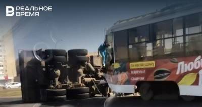 В Челнах КАМАЗ лег поперек дороги после столкновения с трамваем