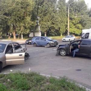 В Вознесеновском районе Запорожья столкнулись три автомобиля: есть пострадавшие. Фото