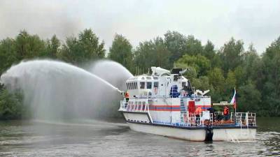 На Москве-реке спасатели отработали тушение пожара