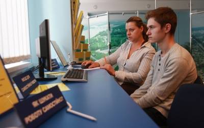 Более половины молодых украинцев хотели бы работать за границей