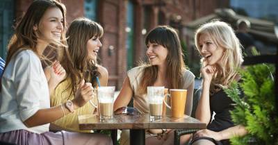 Исследование показало, что россияне ходят в рестораны с друзьями в 10 раз чаще, чем на свидания