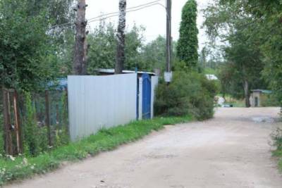 Изношенный водопровод на улице Подвишенской в Пскове отремонтируют до конца сентября