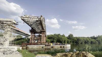 Вести-Москва. В Подмосковье многотонный мост "уплыл" по реке