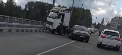 Тягач протаранил кроссовер на Гоголевском мосту в Петрозаводске (ВИДЕО)