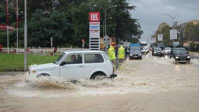 Метеоролог объяснила грозы и потопы в Сочи географическим положением