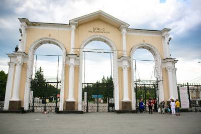 С площади перед входом в парк Маяковского в Екатеринбурге уберут аттракционы и батуты