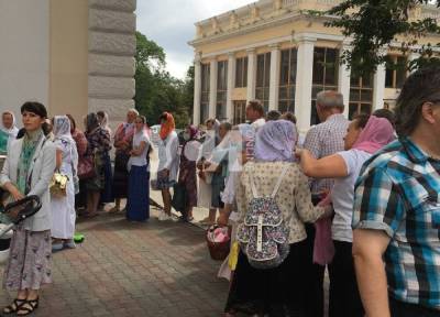 На Соборной площади люди выстроились в очередь за бесплатной гречкой: кадры из Одессы