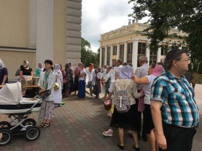 Одесситы выстроились во внушительную очередь за бесплатным обедом на Соборке (фото)