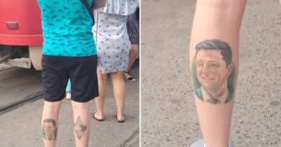Украинец с татуировкой Зеленского на ноге стал звездой сети (фото)