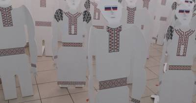 Черновицкий художник создал инсталляцию "Хохлы" с украинцами на коленях (ФОТО)