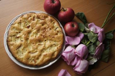 Постную шарлотку с яблоками печём в праздник Яблочного Спаса