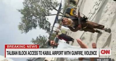 Автоматами и пистолетами: съемочной группе CNN угрожали талибы в Кабуле (видео)