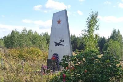 В Тверской области зарастает памятник погибшему экипажу Пе-2