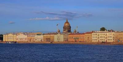 В Санкт-Петербурге мужчина в гусарской форме с саблей нападал на прохожих