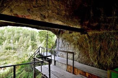 Денисову пещеру на Алтае назвали одним из самых впечатляющих мест в России