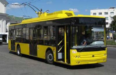 "Я – несчастная женщина": в Харькове пассажирку выпихнули из троллейбуса, не хотела платить за проезд