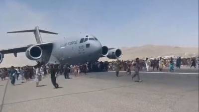 Штурмующих аэропорт Кабула афганцев военные США сдерживают автоматной стрельбой