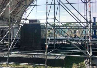 организаторы: КГГА планировала демонтировать памятник под сценой для концерта Андрея Бочелли