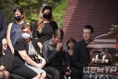 Мэра Кривого Рога похоронили на Центральном кладбище, прощальное слово от семьи сказал сын