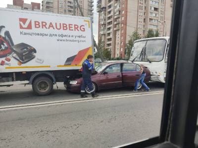 На Шлиссельбургском проспекте в Петербурге маршрутка загнала под грузовик легковой автомобиль