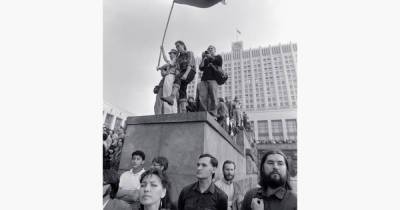 Снятое 19 августа 1991 года фото пробудило у россиян воспоминания о путче