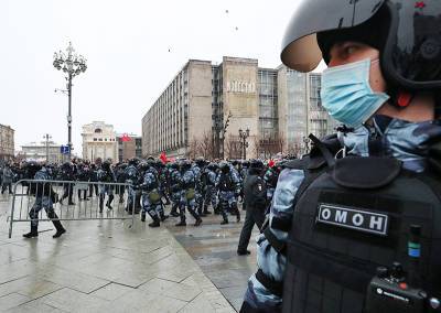 Участнику драки с полицией на незаконной акции в Москве вынесли приговор