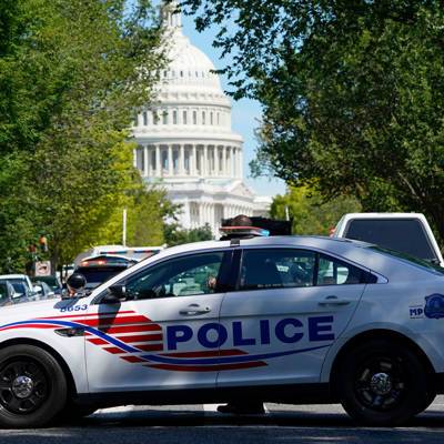 Полиция ведет переговоры с мужчиной, угрожающим взорвать бомбу у Капитолия