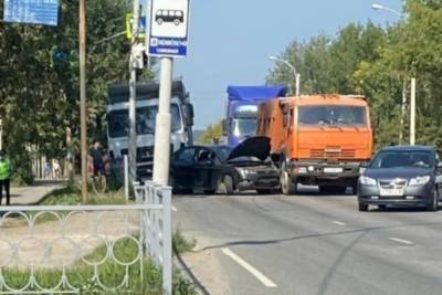 Два грузовика и легковушка затруднили движение на Космонавтов в Екатеринбурге