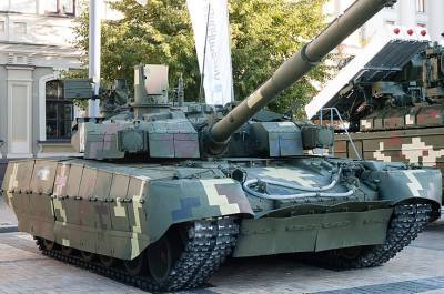 Крымчане высмеяли Украину за обклеенные скотчем танки на репетиции военного парада