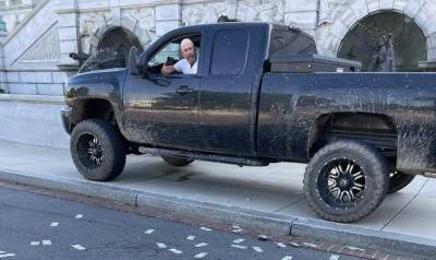 В Вашингтоне мужчина в грузовике угрожает взорвать бомбу