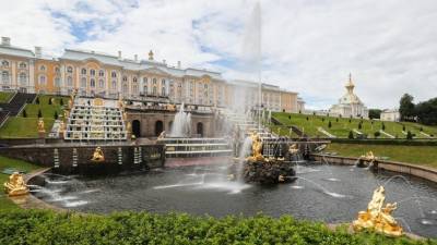 Каскад фонтанов в Петергофе отмечает трехвековой юбилей