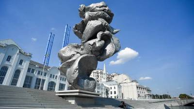 Скульптор Урс Фишер удивился реакции на свою инсталляцию на Болотной площади