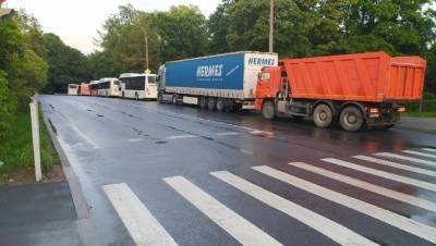 ДТП с тремя легковушками остановило грузовики и автобусы в Красном Селе
