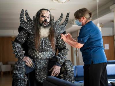 Финский Санта-Клаус и рок-звезда Mr. Lordi в демоническом образе завершили вакцинацию от коронавируса. Фото - gordonua.com - Украина - Финляндия