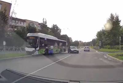 В сети опубликовали момент ДТП с автобусом Сосновом Бору