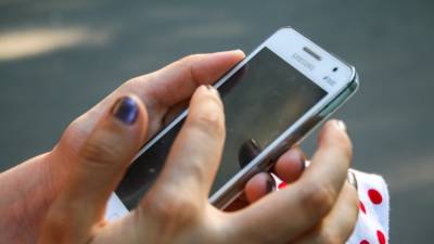 Ученые США доказали бесполезность темного режима телефона для экономии заряда