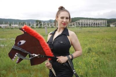 Сабрина Амо покаталась на ипподроме в Улан-Удэ на игрушечной лошади