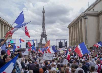 Выходной уик-энд в Париже: избитые журналисты, полицейские и демонстранты