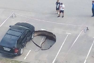 В Ярославле автомобиль едва не свалился в провал на парковке торгового центра
