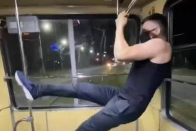 Житель Улан-Удэ показал акробатические трюки в трамвае и на остановке