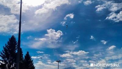Над центром Екатеринбурга полетели парашютисты: десантники отмечают День ВДВ (ФОТО)