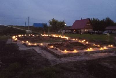 В Сухобузимском районе Красноярского края зажгли свечи на месте сгоревшей церкви