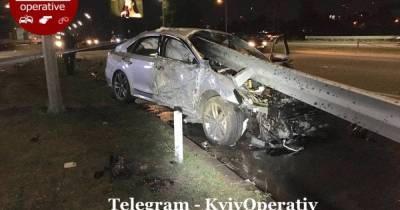 Прошил легковушку насквозь: в Киеве автомобиль на скорости влетел в отбойник (фото)